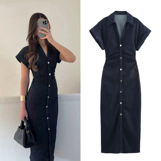 Robe Midi en Jean – Collection Printemps 1975 par ETJ 2025 – Col à Revers, Fermeture Éclair Latérale, Taille Froncée, Coupe Évasée Élégante